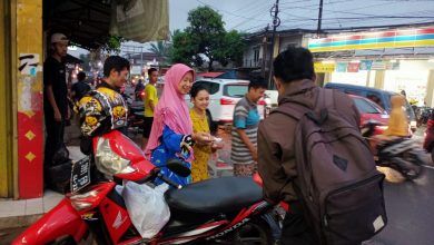 Kumandang Komisariat UIN Banten Bagikan Ratusan Takjil