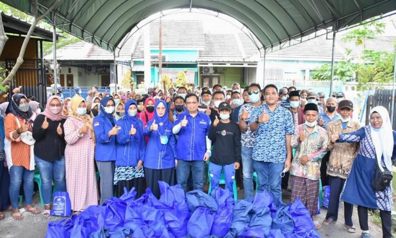 Herman Khaeron Bagikan Paket Sembako Ke Masyarakat