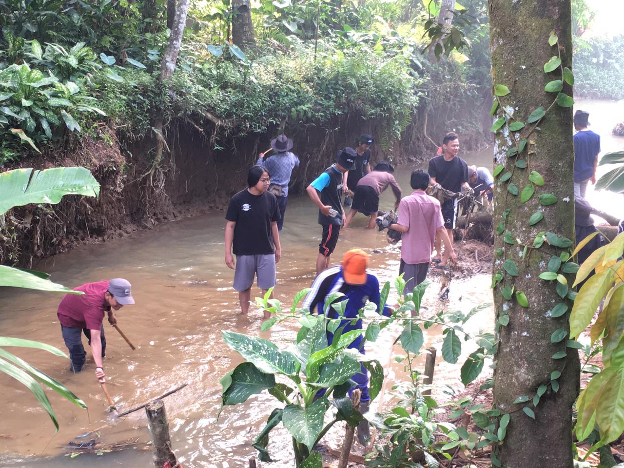 Peringati Hari Sungai Nasional, KKN 129 UIN Banten Bersihkan Sungai di ...